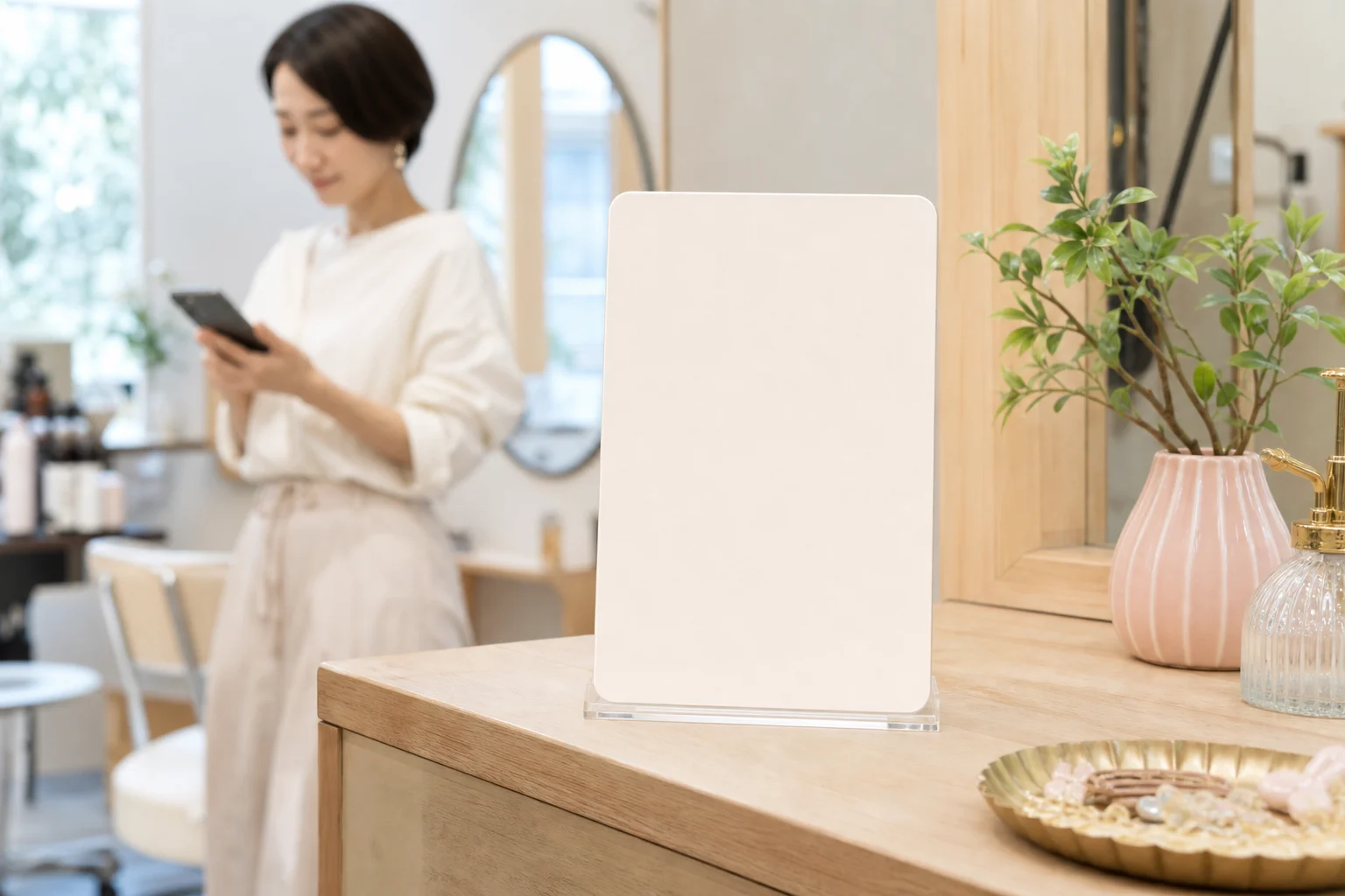 美容室の受付に置かれた卓上カード
